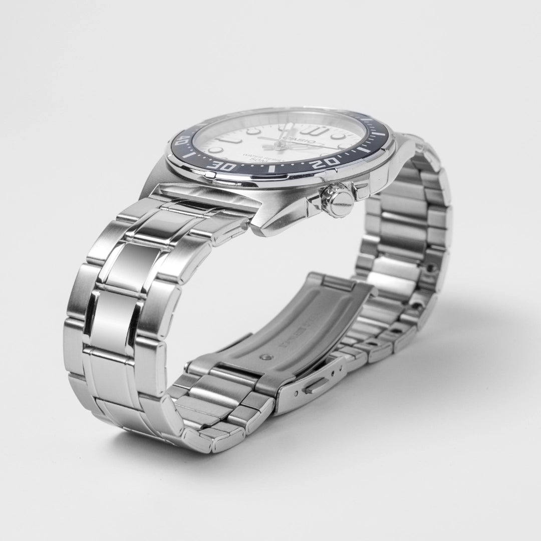 Casio Men’s Stainless Steel Sports Watch MTP-135D-7A – Dive-Inspired Style